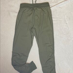 Lululemon Dance Studio Mid-Rise Jogger
Full Length Size 6